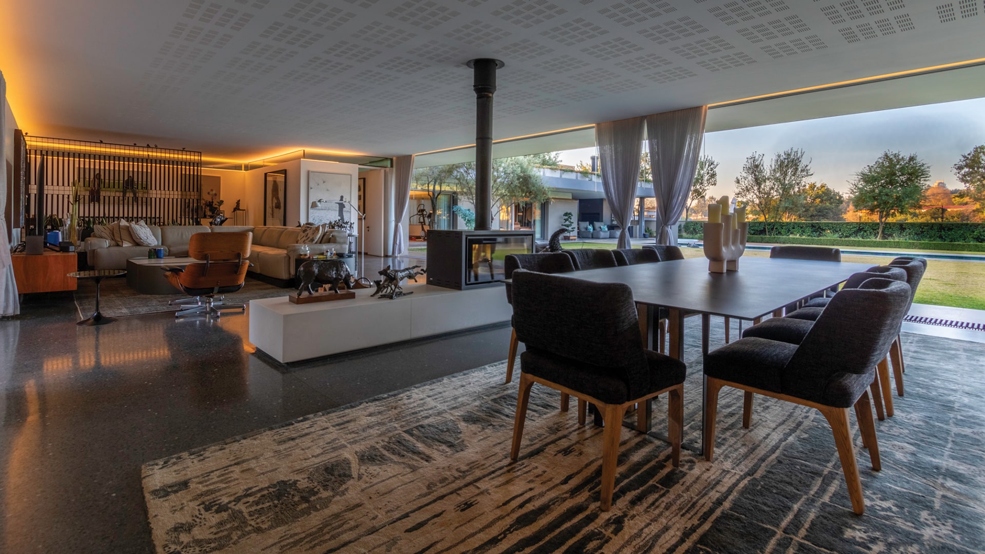 http://51A-First-Road-Dinning-Room-Lounge